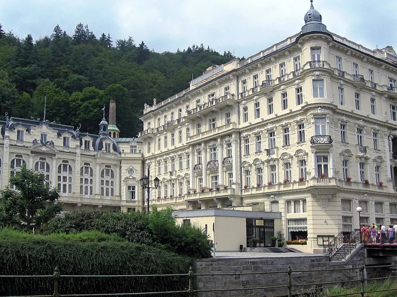 Karlovy Vary sightseeing: plan your colonnades and tower