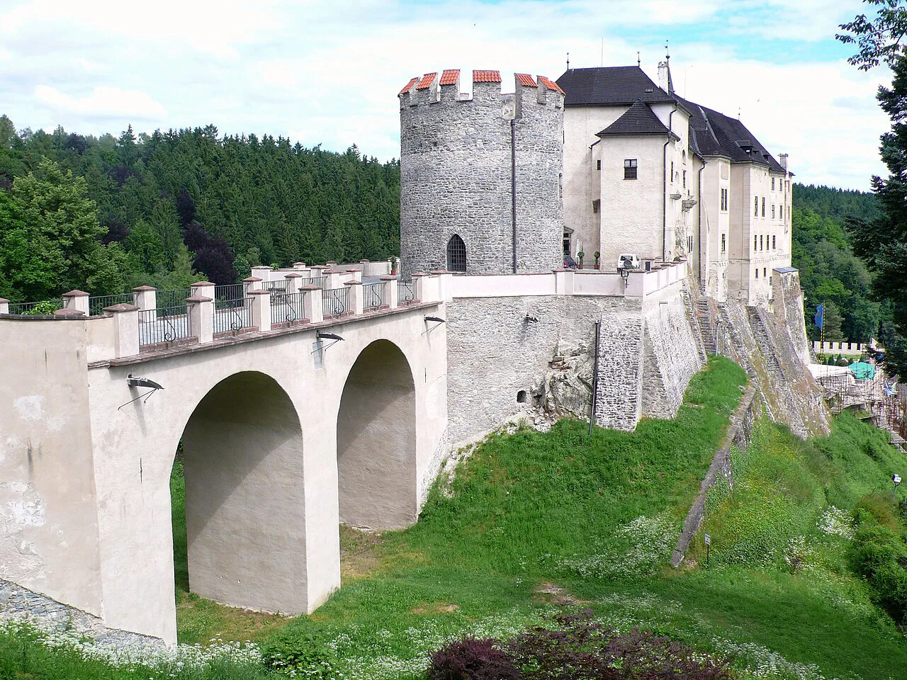 Český Šternberk Castle and its stone bridge