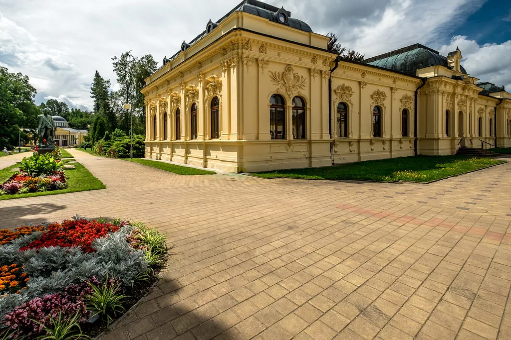 Glauber Springs pavilion (Glauberovy prameny) and flower beds in Františkovy Lázně