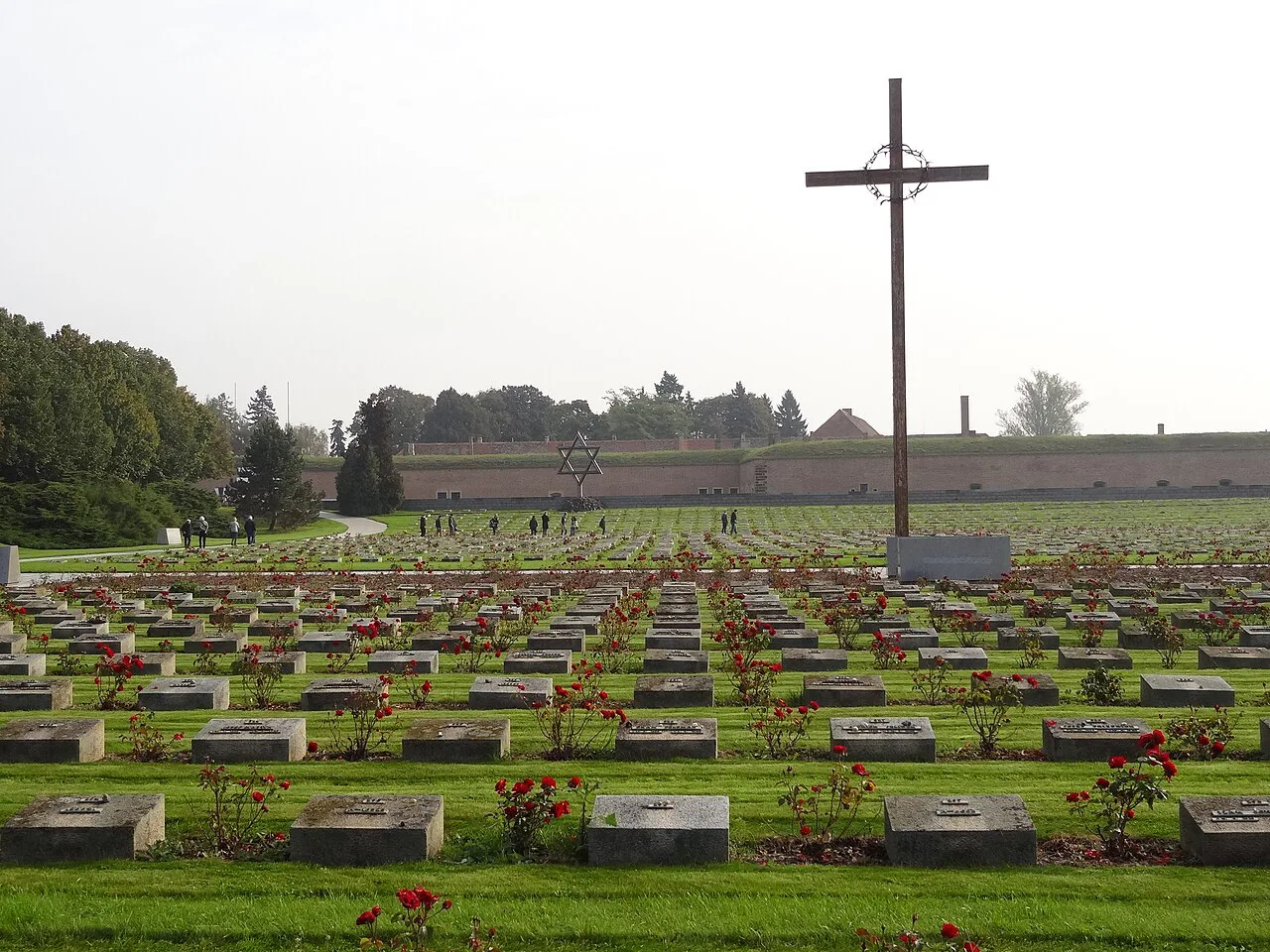 Rows of graves and a cross at the National Cemetery in Terezín