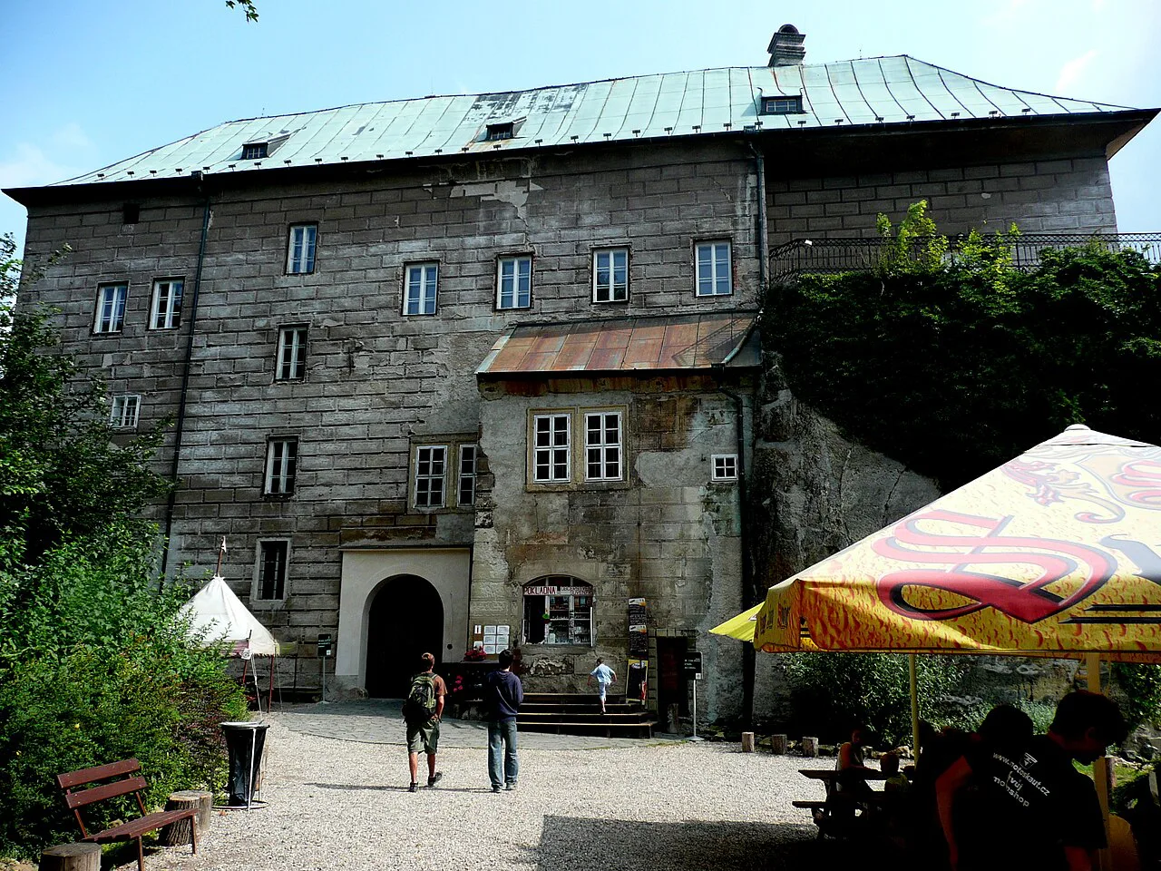 The courtyard and palace of Houska Castle.