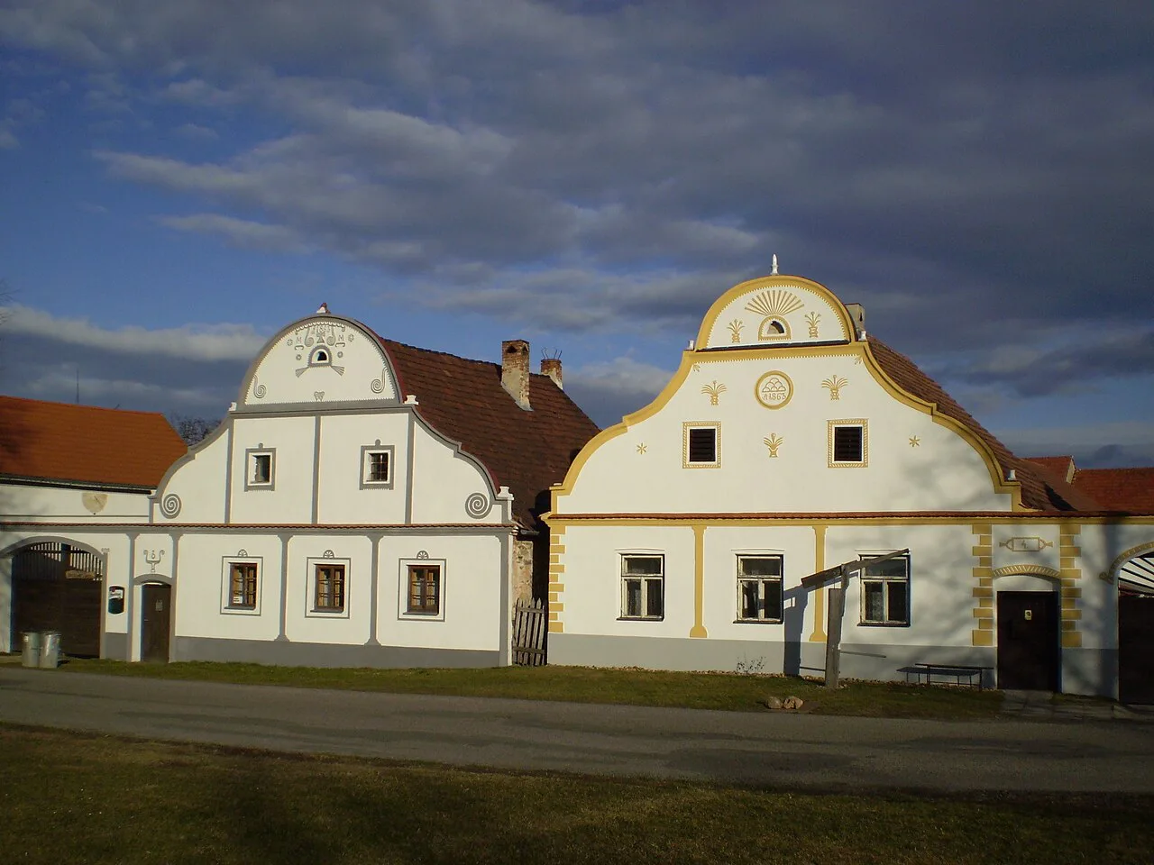 Baroque farmhouses on the village green in Holašovice.