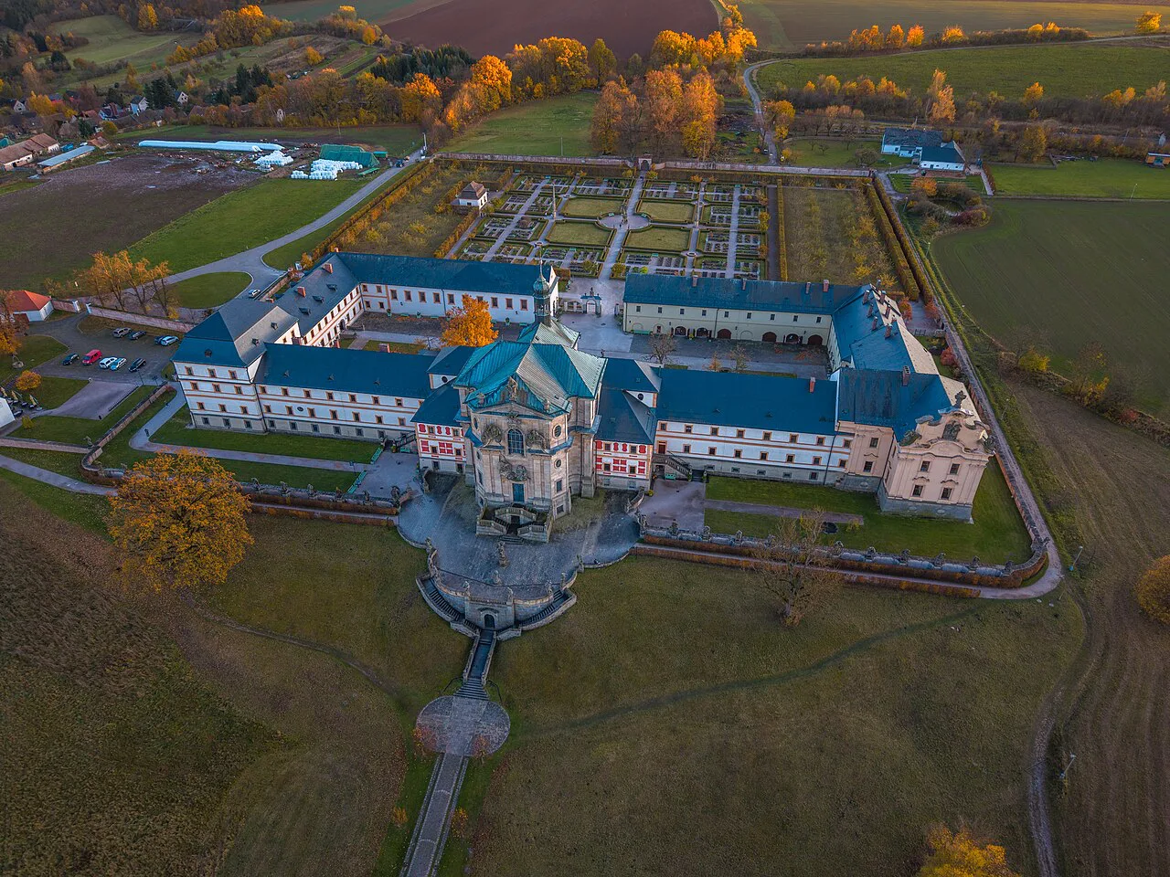 Aerial view of Kuks Hospital from the north.