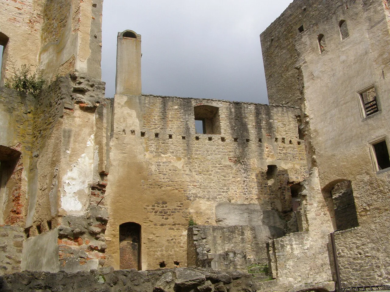 Ruined walls around the central courtyard of Landštejn Castle.