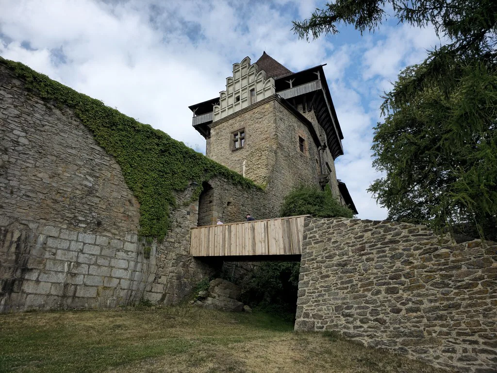 The gate and walls of Lipnice Castle.