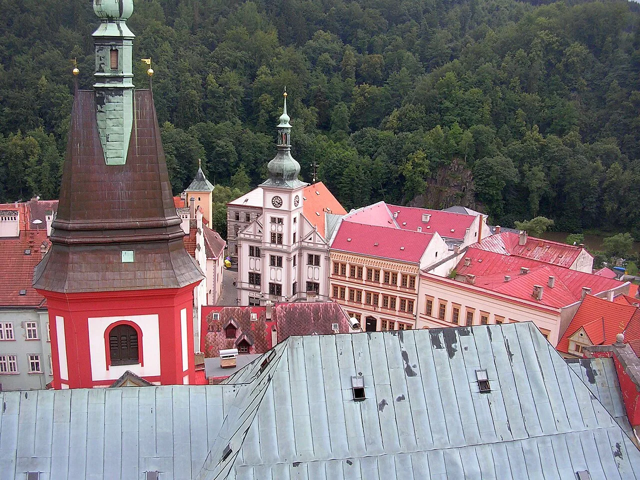 Church of St. Wenceslas and the town hall in Loket seen from above