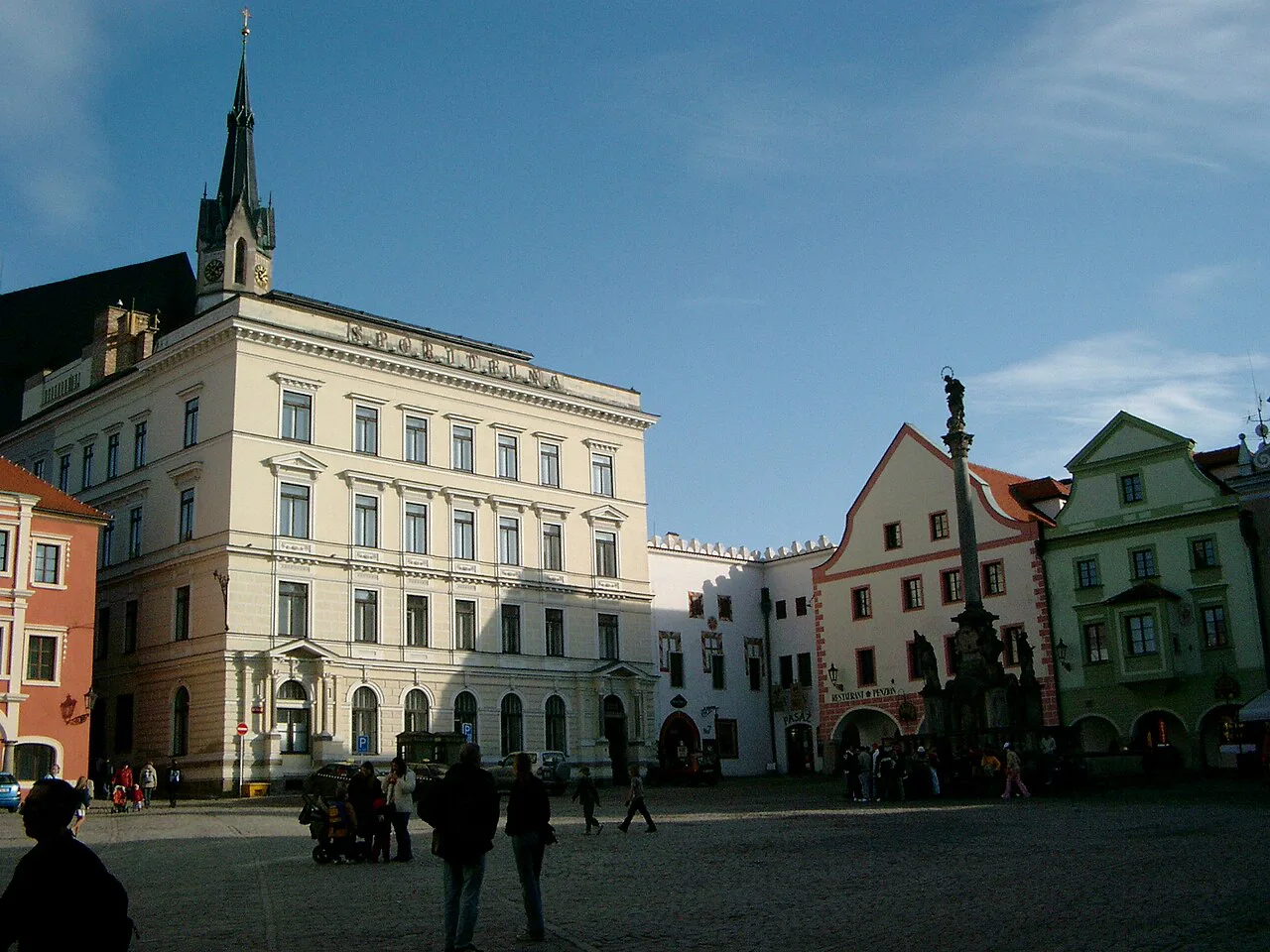 Náměstí Svornosti, the main square of Český Krumlov, with its plague column.
