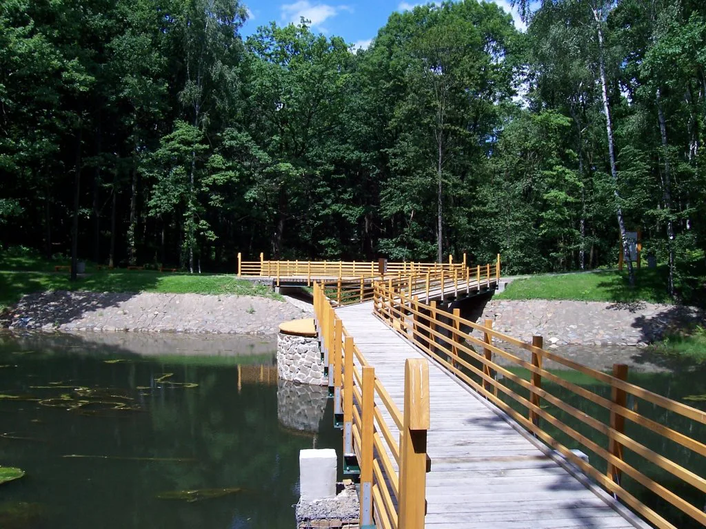 A wooden boardwalk over a pond at Ostrava Zoo.