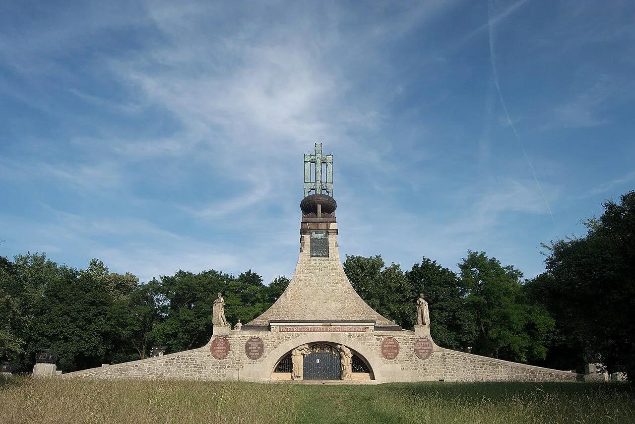 The Peace Monument (Mohyla míru) seen across the grass on Pratecký kopec.