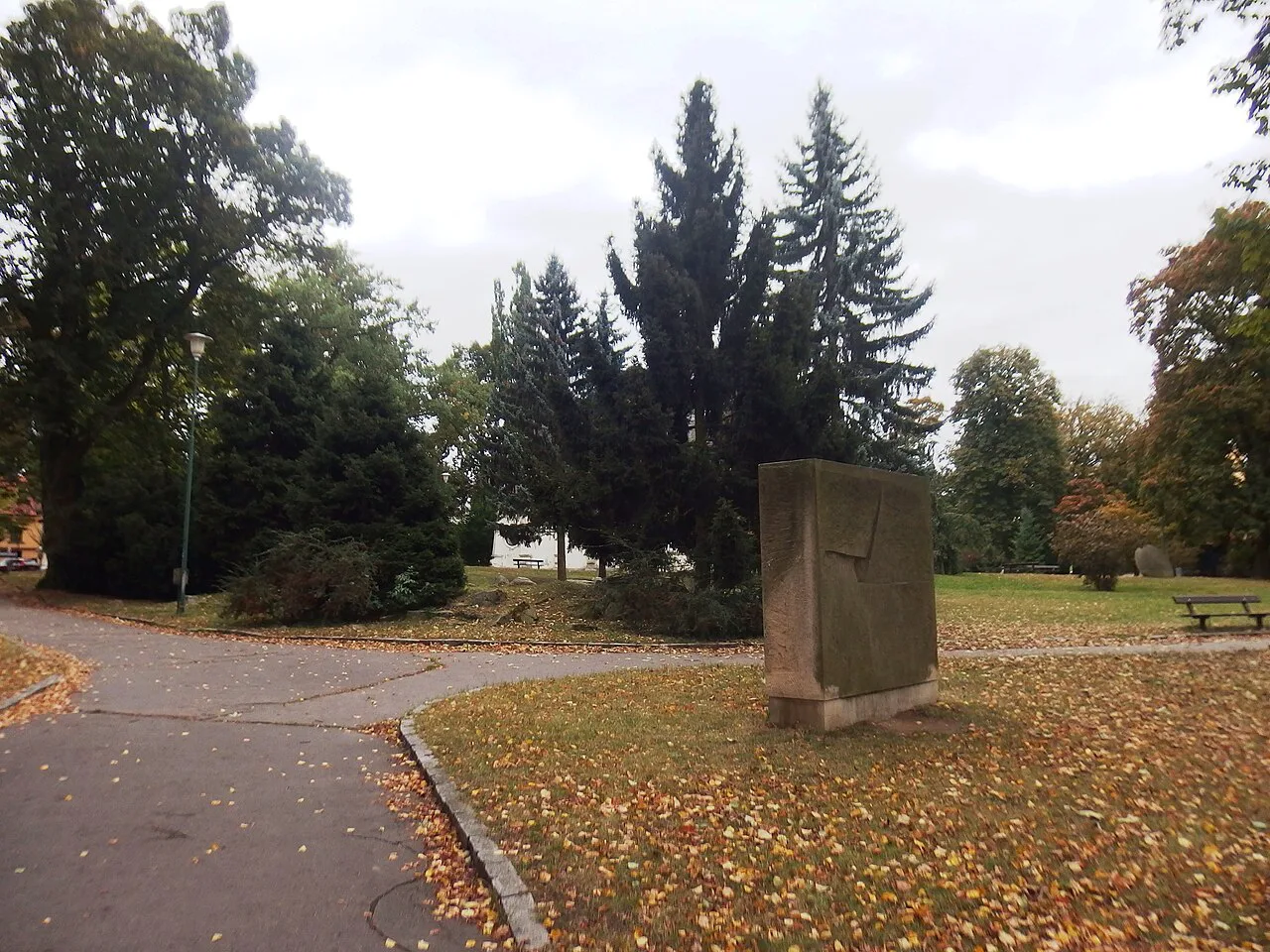 A path through Smetanovy sady park in Jihlava.
