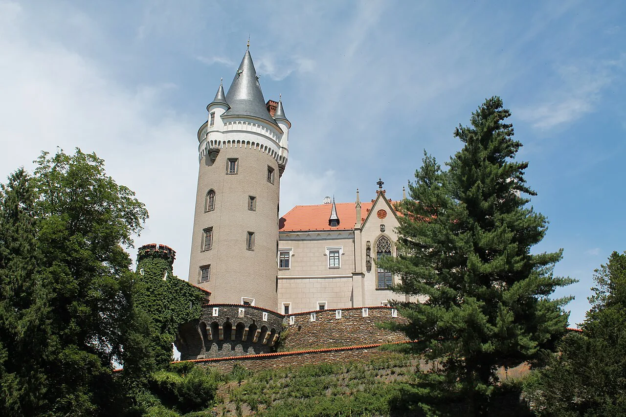 The round tower of Žleby Castle.
